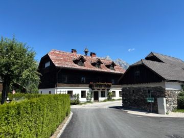 Historická zástavba v Öblarnu s horským masivem v pozadí