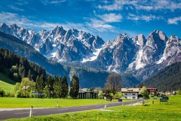 Alpská obec Gosau pod masivem Dachstein v Rakousku